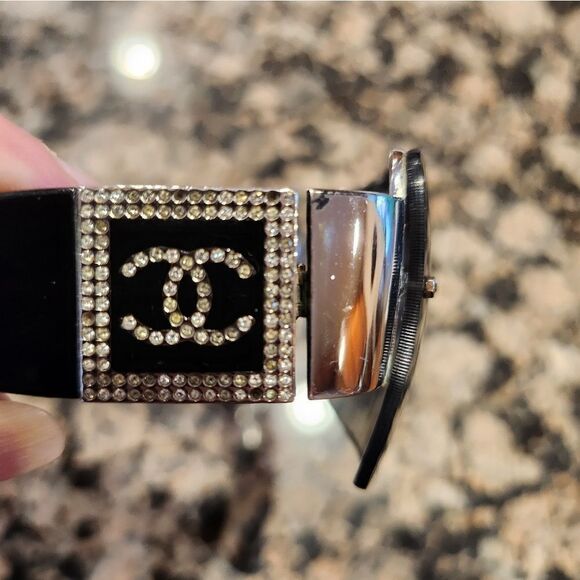 Authentic Chanel Sunglasses with Swarovski Crystal CC Logo Accent - Picture 8 of 12